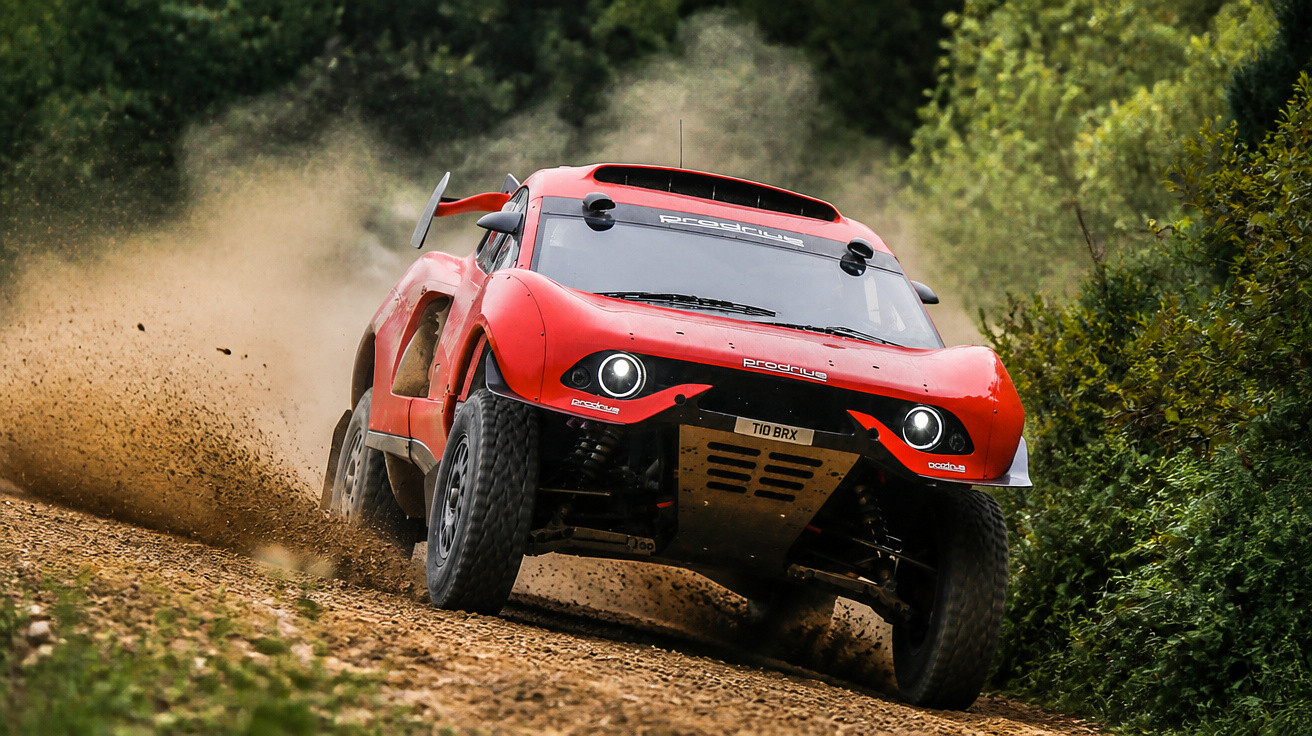 Rotes Rallye-Auto fährt auf Schotterstraße, wirbelt Staub auf, umgeben von grünem Wald.