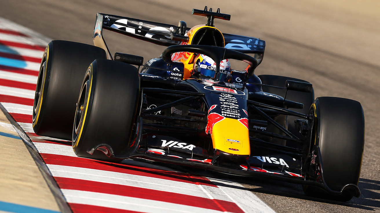 Formel-1-Rennwagen von Red Bull Racing auf Rennstrecke in schneller Kurvenfahrt.