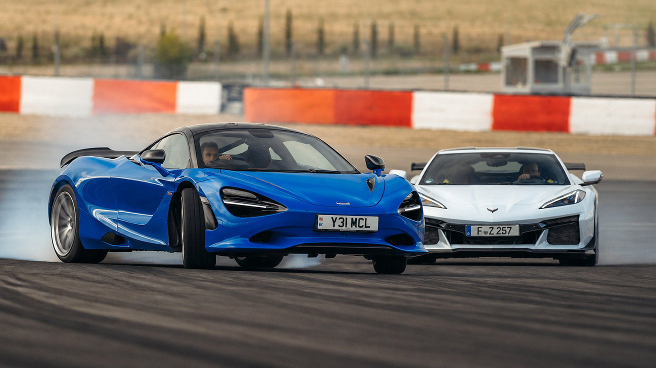 Blauer McLaren und weißer Sportwagen driften auf Rennstrecke mit Reifenrauch im Hintergrund.