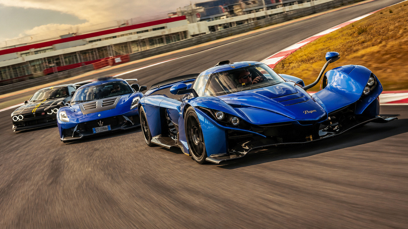 Drei Sportwagen, vorne ein blauer Pagani, fahren auf einer Rennstrecke bei sonnigem Wetter.